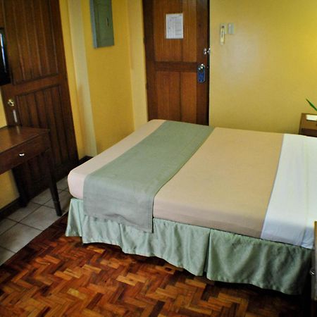 Fersal Hotel - Манила Екстериор снимка